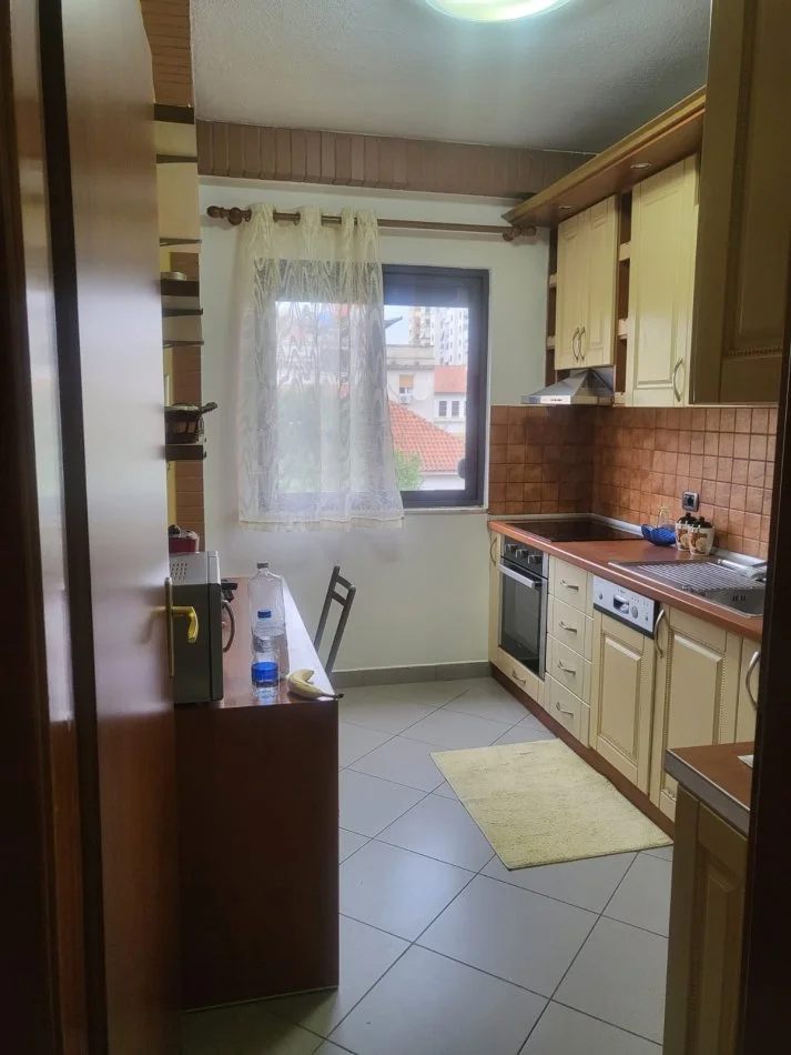 Tirane, jepet me qera apartament 1+1+Aneks+Ballkon Kati 3, 90 m² 500 € (Rruga Asim Vokshi)