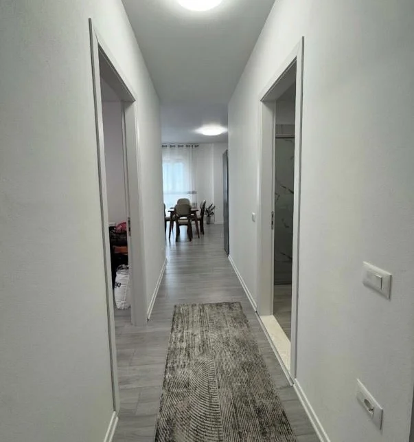 Tirane, jepet me qera apartament 2+1+Ballkon Kati 2, (Trio Towers)