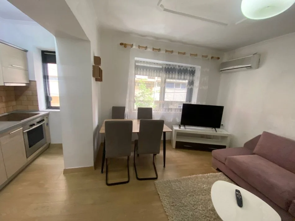 Tirane, jepet me qera apartament 1+1+Ballkon Kati 2, 65 m² 600 € (Rruga Myslym Shyri)