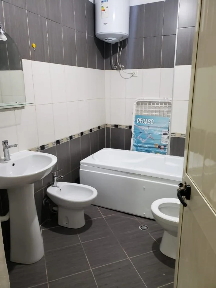 Tirane, jepet me qera apartament 2+1+Ballkon Kati 5, 116 m² 700 € (Rruga panorama)