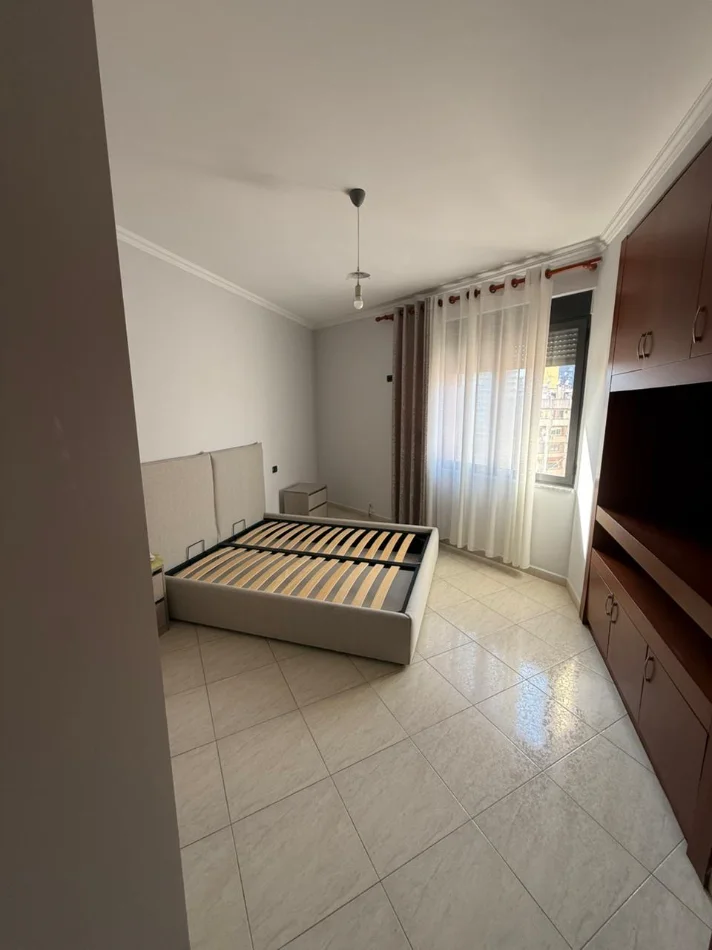 Tirane, jepet me qera apartament 2+1 Kati 7, 110 m² 750 € (prane Prokurorise se Pergjithshme.)