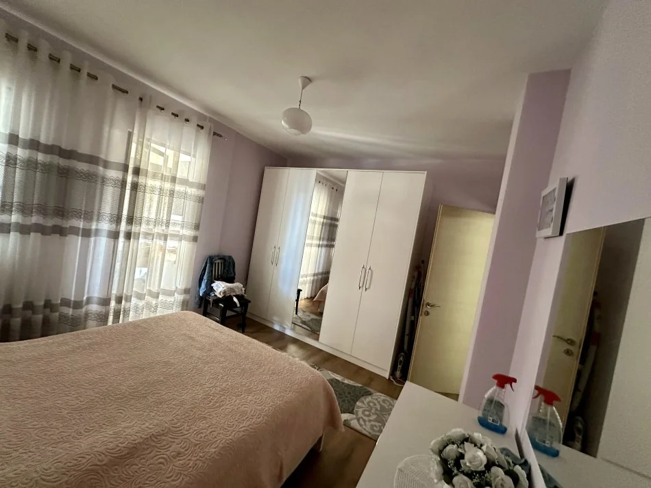 Tirane, jepet me qera apartament 2+1+Ballkon Kati 8, 97 m² 500 € (Rruga Thoma Koxhaj)