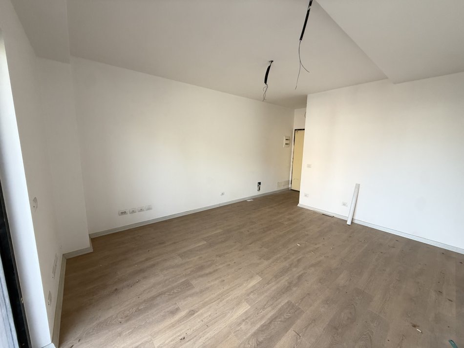 Tirane, jepet me qera zyre Kati 4, 117 m² 