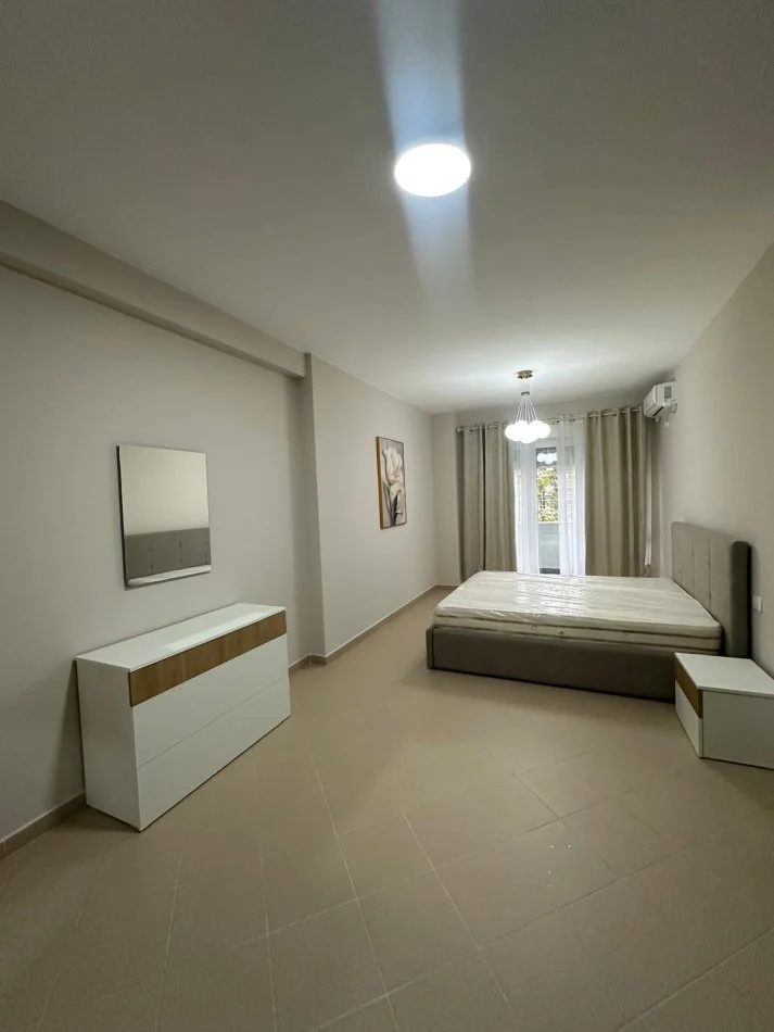 Tirane, jepet me qera apartament 2+1+Ballkon Kati 3, 100 m² 800 € (ish parku)