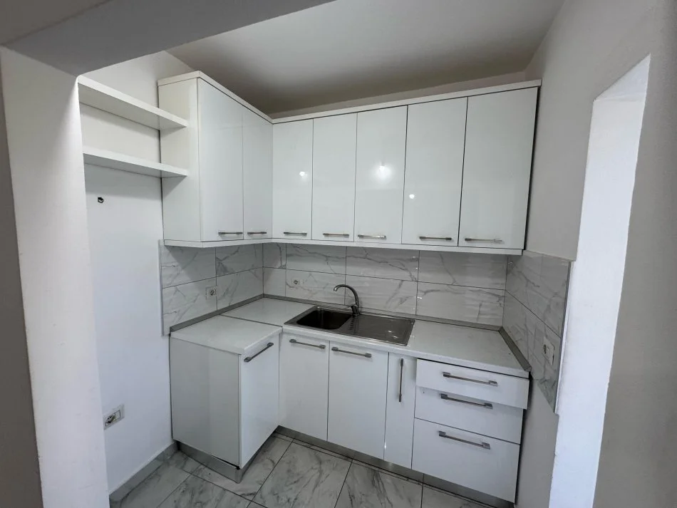 Tirane, jepet me qera 2+1+Aneks+Ballkon Kati 3, 75 m² 350 € (Prane Shkolles Bajram Curri, Allias)