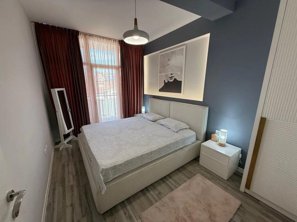 Tirane, jepet me qera apartament 1+1 Kati 4, 70 m² 700 € 