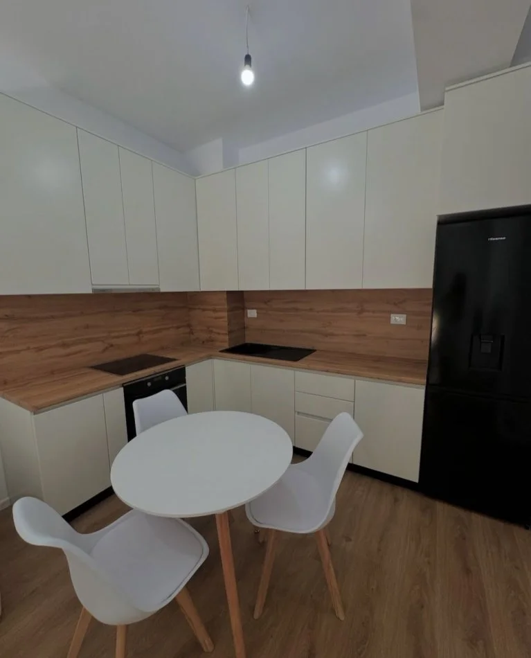 Tirane, jepet me qera apartament 1+1+Ballkon Kati 1, 60 m² 400 € (Kaimi)