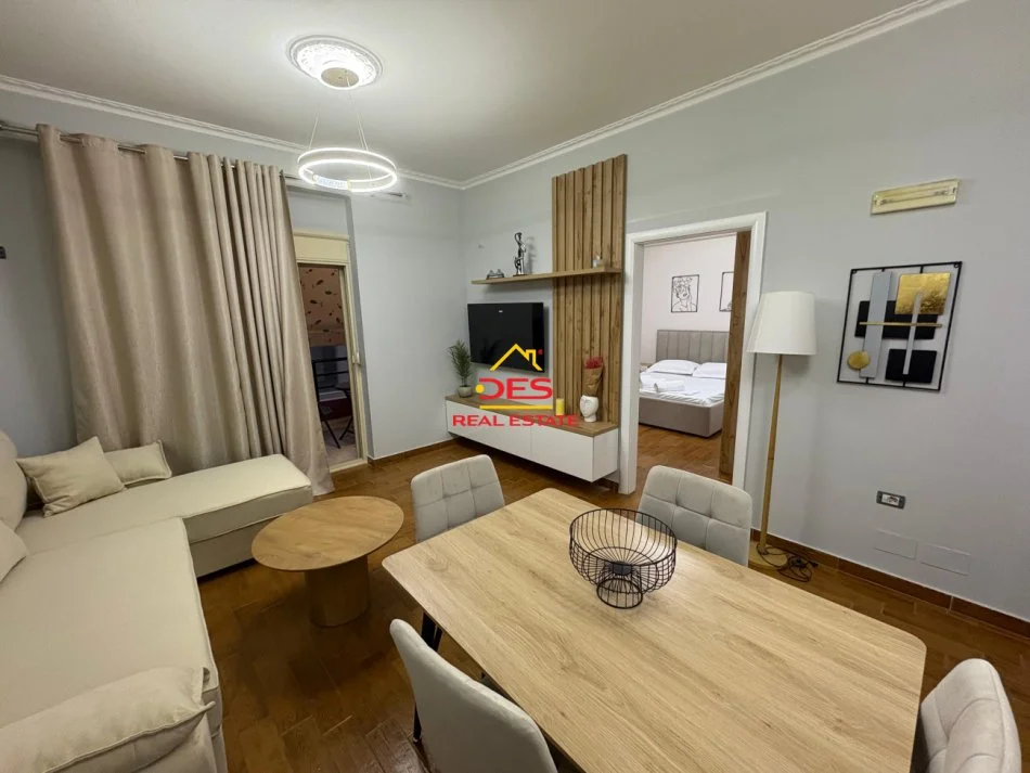 Vlore, jepet me qera apartament 2+1+Ballkon Kati 2, 90 m² 400 € (Rruga Hajredin Haxhiraj)
