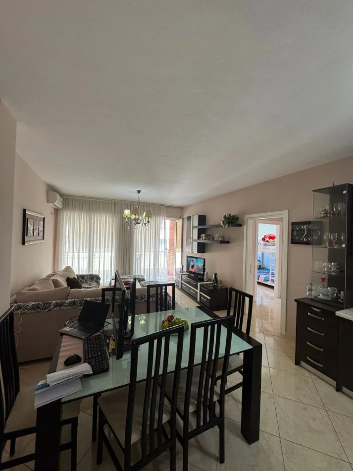 Tirane, jepet me qera apartament 2+1+Ballkon Kati 3, 120 m² 450 € 