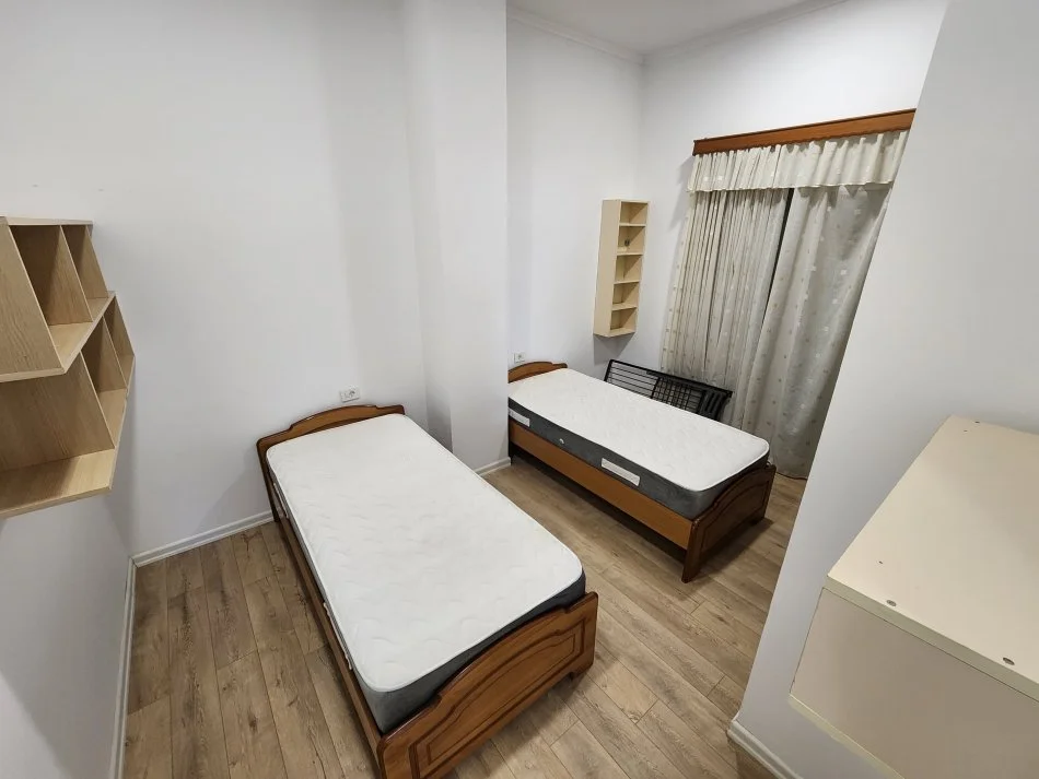 Tirane, jepet me qera apartament 2+1+Ballkon Kati 1, 95 m² 800 € (Liqeni Thate)