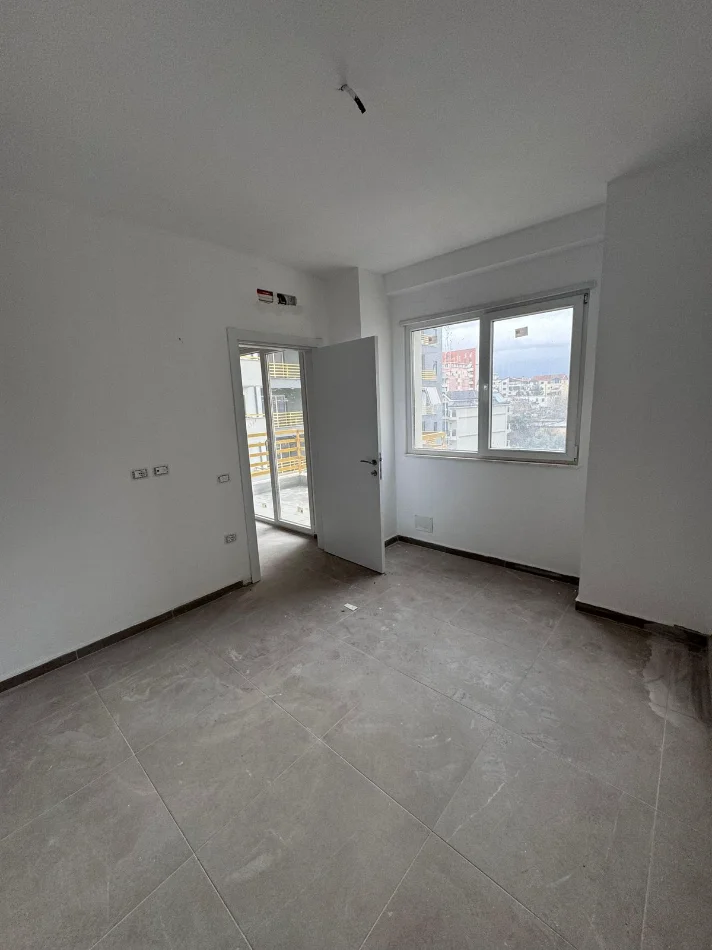 Tirane, jepet me qera zyre Kati 3, 61 m² 450 € (Kompleksi E88)