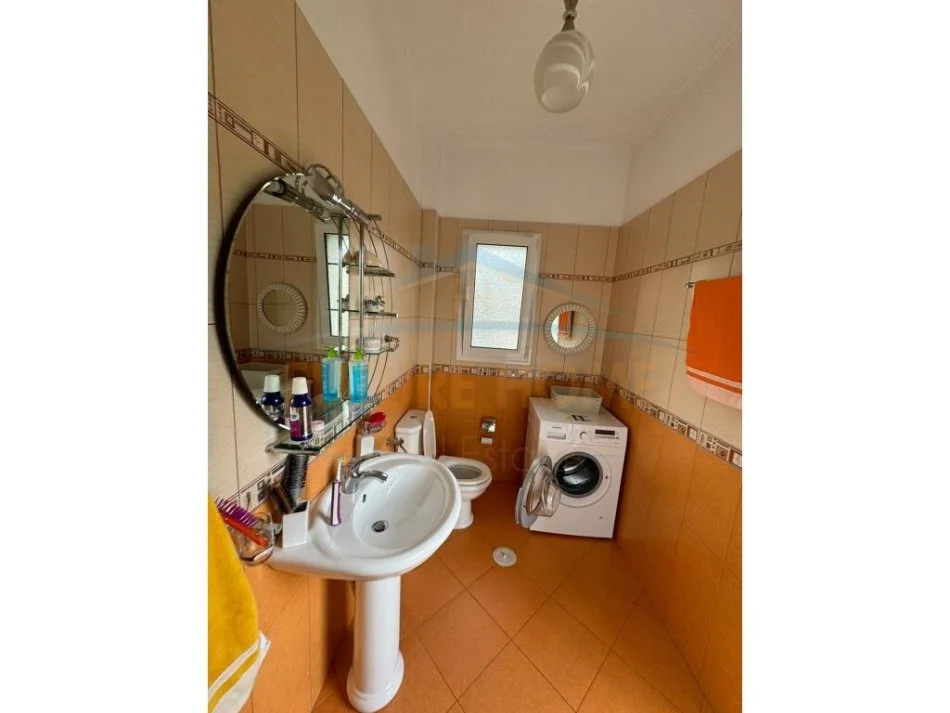 Tirane, jepet me qera apartament 2+1 Kati 2, 160 m² 400 € (shkoze)