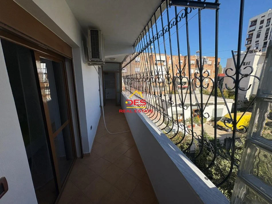 Vlore, jepet me qera apartament 3+1+Ballkon Kati 3, 120 m² 400 € (Rruga Misto Mele)