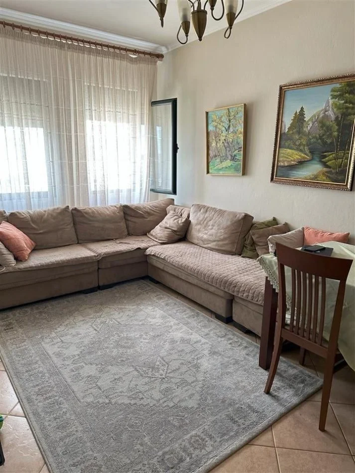 Tirane, jepet me qera apartament 2+1 Kati 5, 70 m² 400 € (Pran Restorant Freskut)