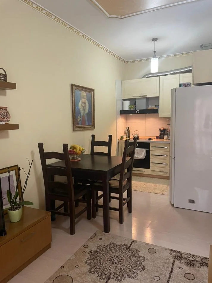 Tirane, jepet me qera apartament 1+1+Ballkon Kati 3, 60 m² 350 € (Fizika Berthamore Fresk)