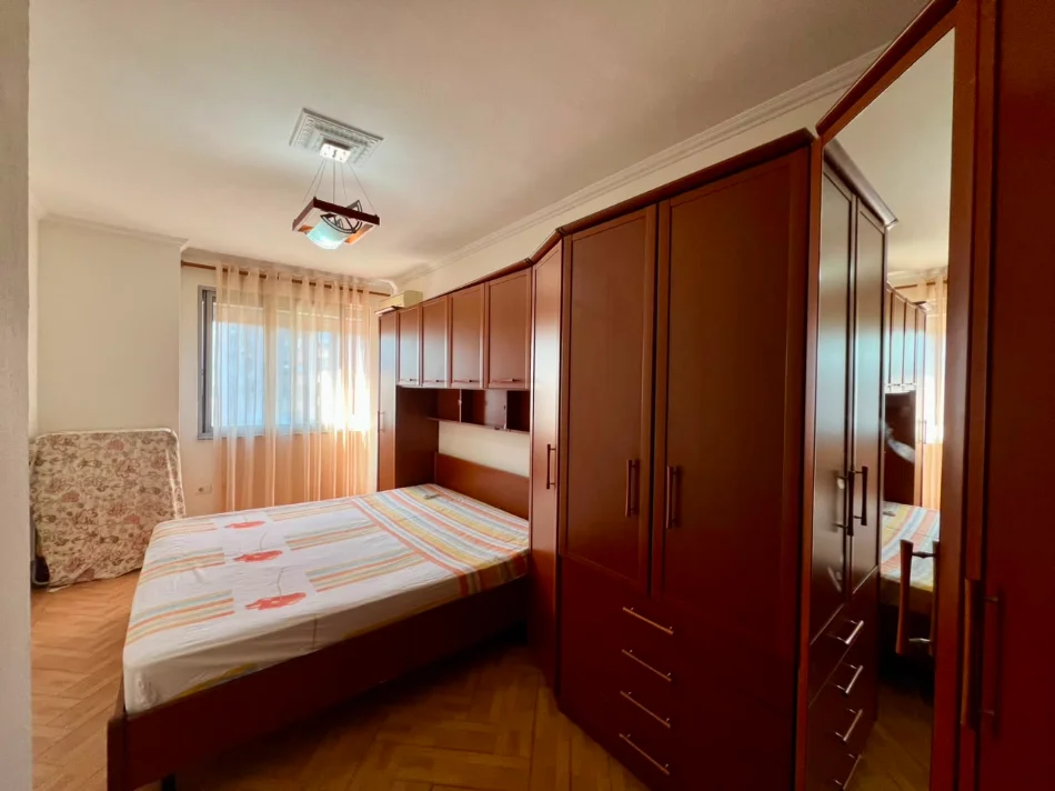 Tirane, jepet me qera apartament 2+1+Ballkon Kati 4, 110 m² 700 € (Rruga Tefta Tashko Koco)