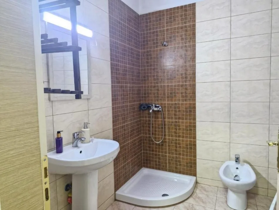 Tirane, jepet me qera apartament 1+1+Aneks+Ballkon Kati 6, 78 m² 350 € (Rruga Teodor Keko)