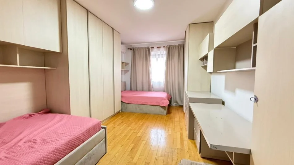 Tirane, jepet me qera apartament 2+1 Kati 3, 130 m² 1.200 €