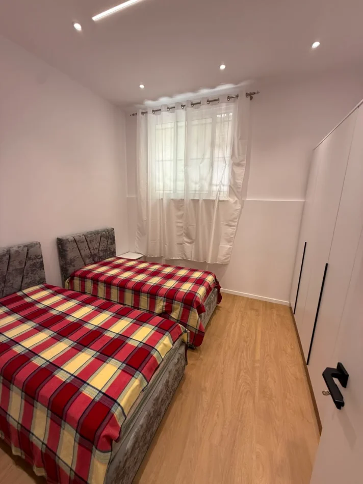Tirane, jepet me qera apartament 2+1 Kati 1, 600 € (Kodra e Diellit)