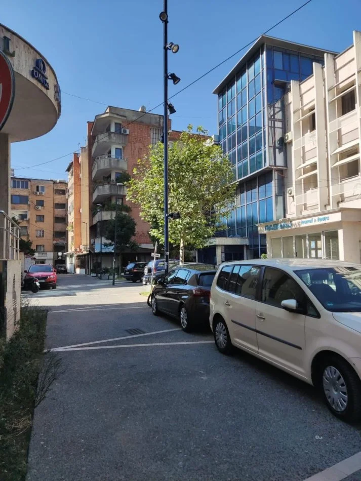 Tirane, jepet me qera apartament 2+1+Ballkon Kati 5, 95 m² 500 € (Rruga Bulevardi Zogu I)