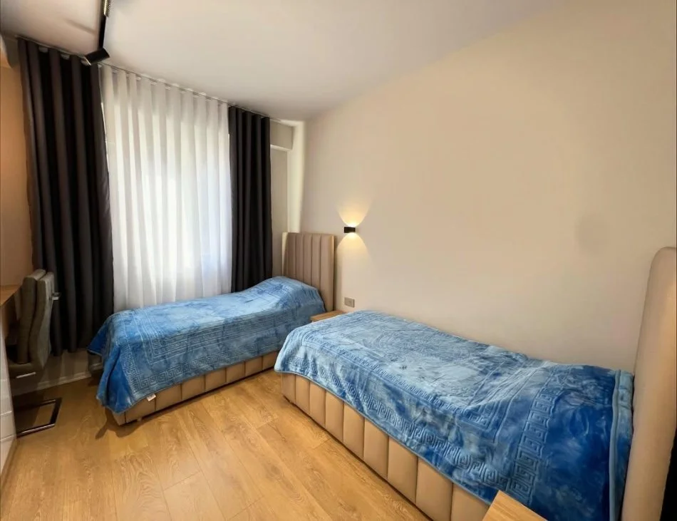Tirane, jepet me qera apartament 2+1 Kati 3, 125 m² 1.250 € (liqeni i thate)