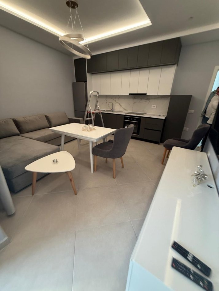 Tirane, jepet me qera apartament 1+1+Ballkon Kati 7, 60 m² 450 € (Rruga 5 Maji)