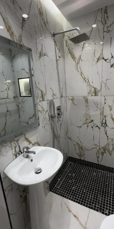 Shqiperi, jepet me qera ambjent biznesi Kati 1, 80 m² 1.000 € (RRUGA E ELBASANIT)