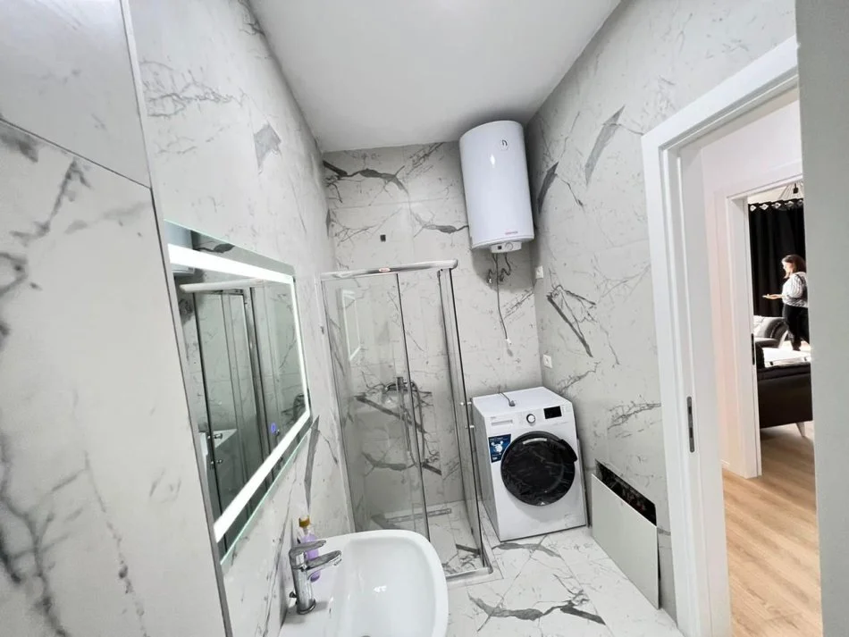 Tirane, jepet me qera apartament 1+1 Kati 10, 60 m² 600 € (Rruga e Dibres)