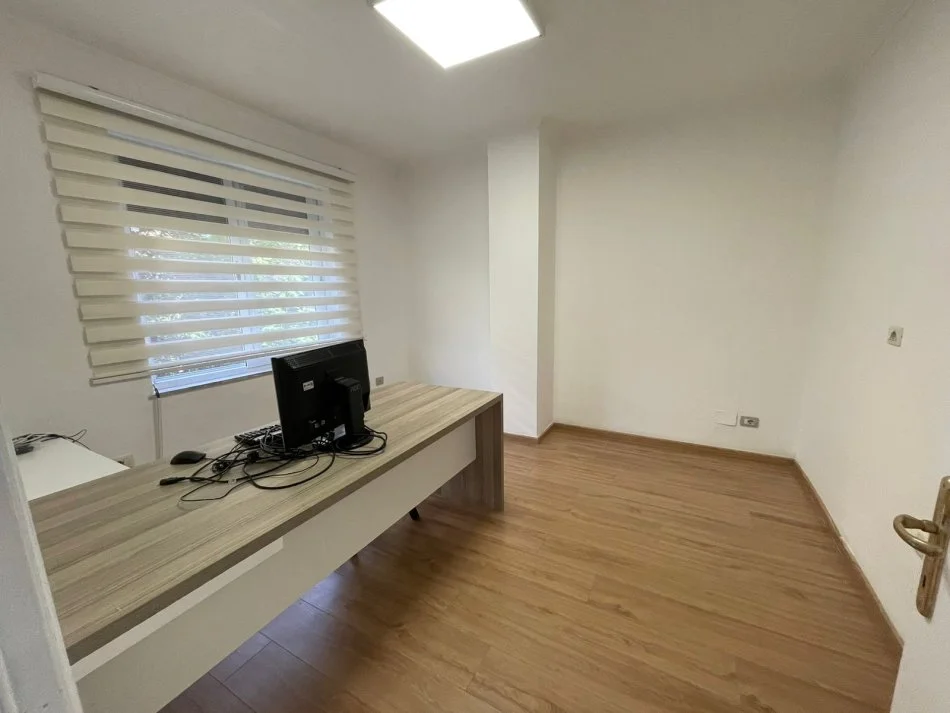 Tirane, jepet me qera zyre Kati 1, 60 m² 500 € (Komuna e Parisit)