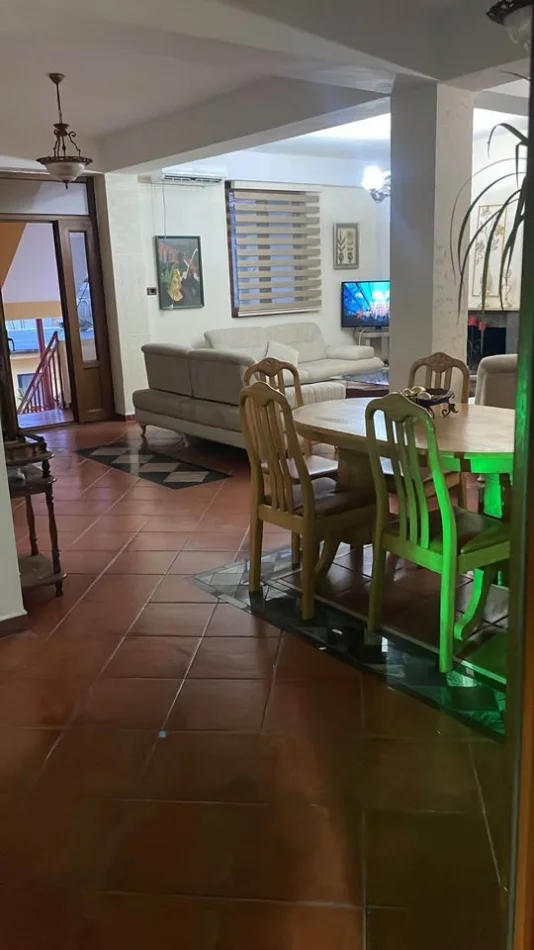 Tirane, jepet me qera apartament 2+1 Kati 3, 150 m² 600 € (Brryl tek Materniteti i Ri)