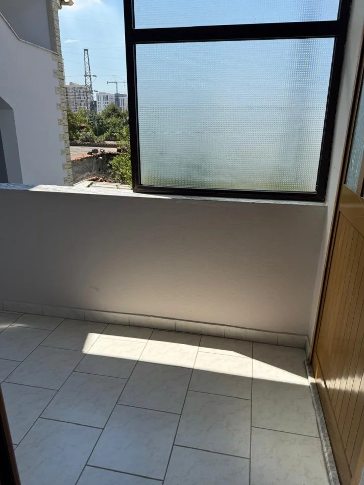 Tirane, jap me qera 1+1+Ballkon Kati 2, 450 € 