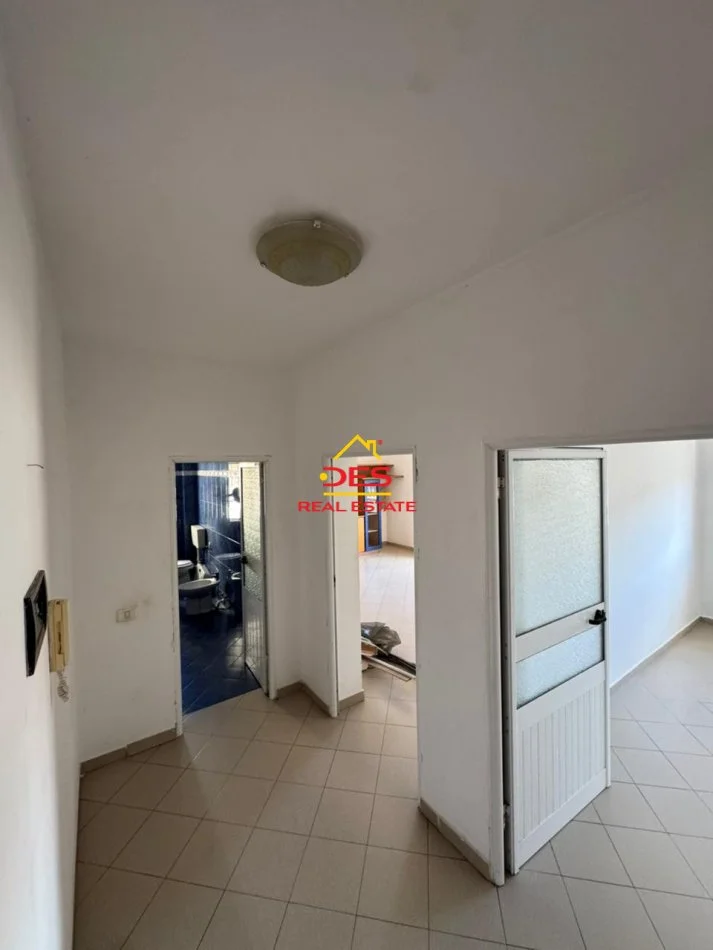 Vlore, jepet me qera apartament 1+1+Ballkon Kati 5, 80 m² 180 € (Rruga Lef Sallata)