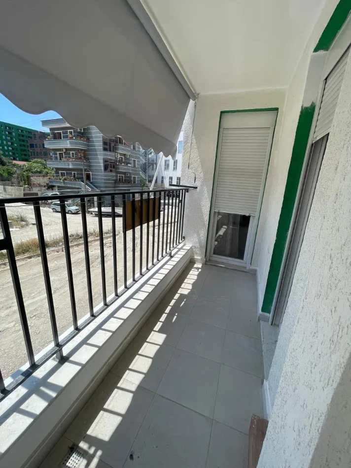 Tirane, jepet me qera apartament 2+1+Ballkon Kati 1, 100 m² 600 € (Prane Shkolles Tirana e Re)