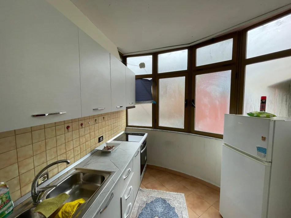 Tirane, jepet me qera apartament 2+1+Ballkon Kati 3, 84 m² 550 € (Komuna e Parisit)