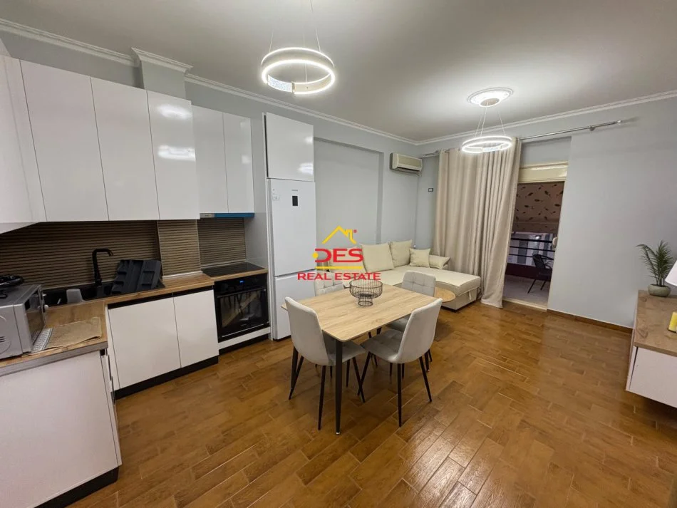 Vlore, jepet me qera apartament 2+1+Ballkon Kati 2, 90 m² 400 € (Rruga Hajredin Haxhiraj)