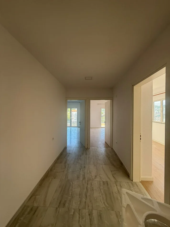 Tirane, jepet me qera apartament 2+1+Aneks+Ballkon Kati 8, 400 € (Yzberisht , misto mame)