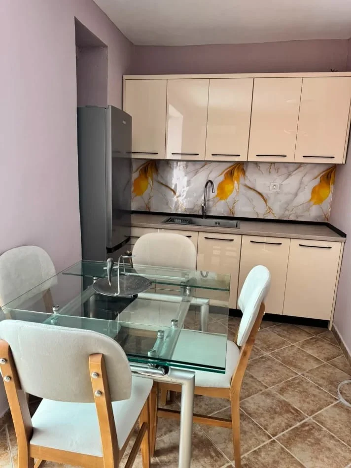 Tirane, jepet me qera apartament 1+1 Kati 3, 70 m² 500 € (Rr.Dibres perball Shkolles se Bashkuar)