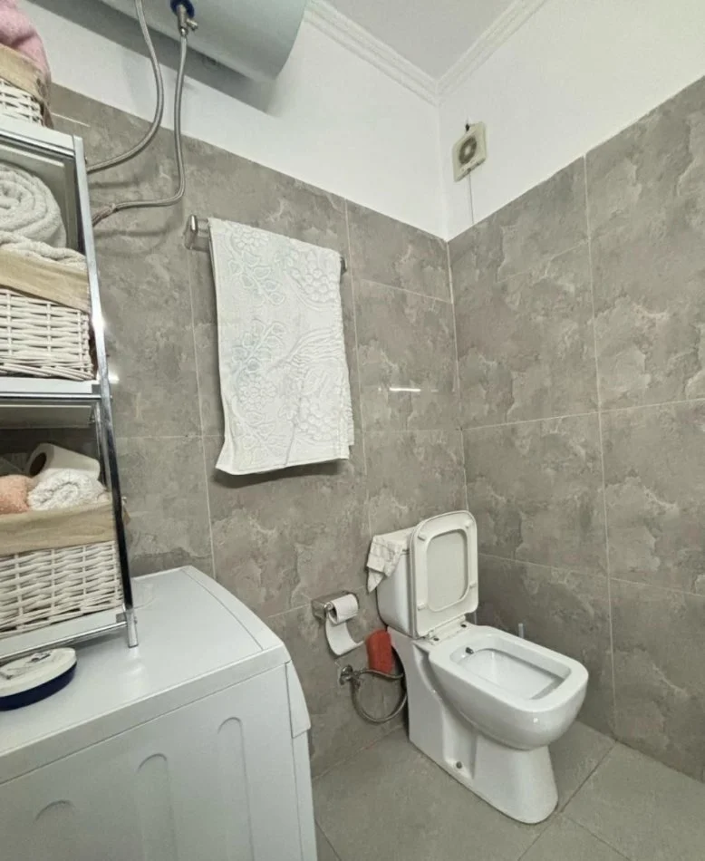 Tirane, jepet me qera apartament 1+1 Kati 2, 75 m² 500 € (Shkolla e Kuqe)