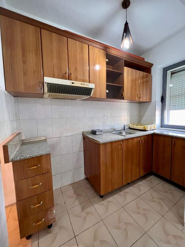 Tirane, jepet me qera apartament 1+1+BLK Kati 2, 68 m² 270 Euro (Restorant Durresi)
