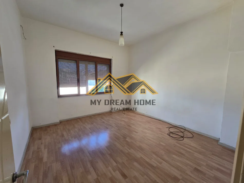 Durres, jepet me qera apartament 3+1+Ballkon Kati 3, 100 m² 400 € (qender)
