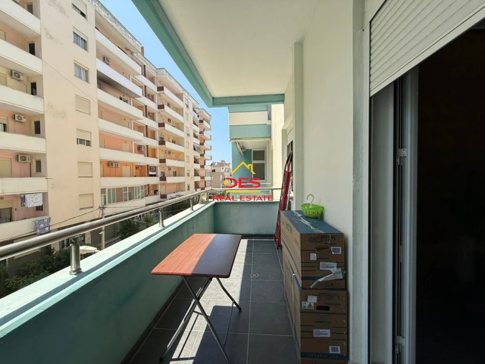 Vlore, jepet me qera apartament 1+1+Ballkon Kati 3, 70 m² 450 € (Rruga murat Tërbaçi)