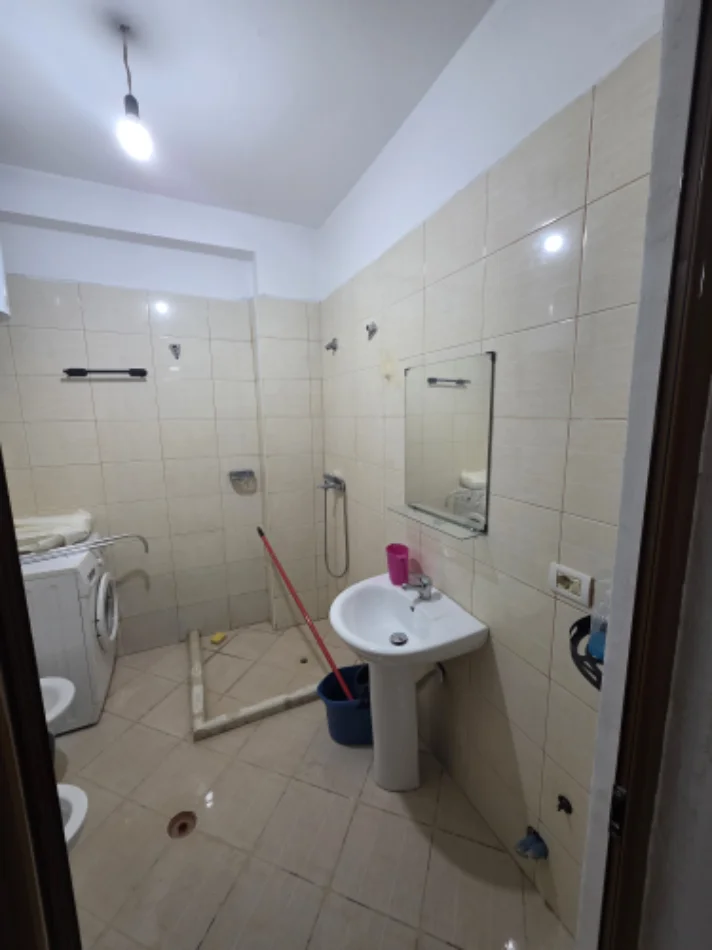 Tirane, jepet me qera apartament 1+1 Kati 6, 65 m² 420 € (Bar Sorriso tek Vila L ne Astir)