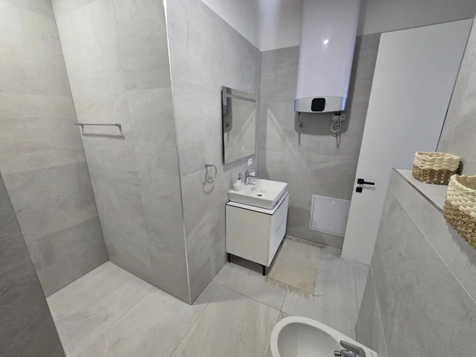 Tirane, jepet me qera apartament 2+1 Kati 1, 100 m² 1.200 € (Liqeni i Thate)