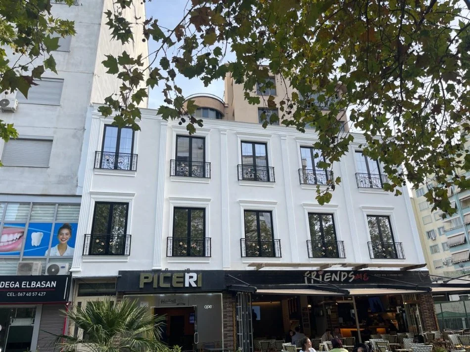 Elbasan, jepet me qera ambjent biznesi Kati 1, 200 m² 1.700 € (https://maps.app.goo.gl/Qq1ekTcGC4R25rBY9?g_st=ipc)