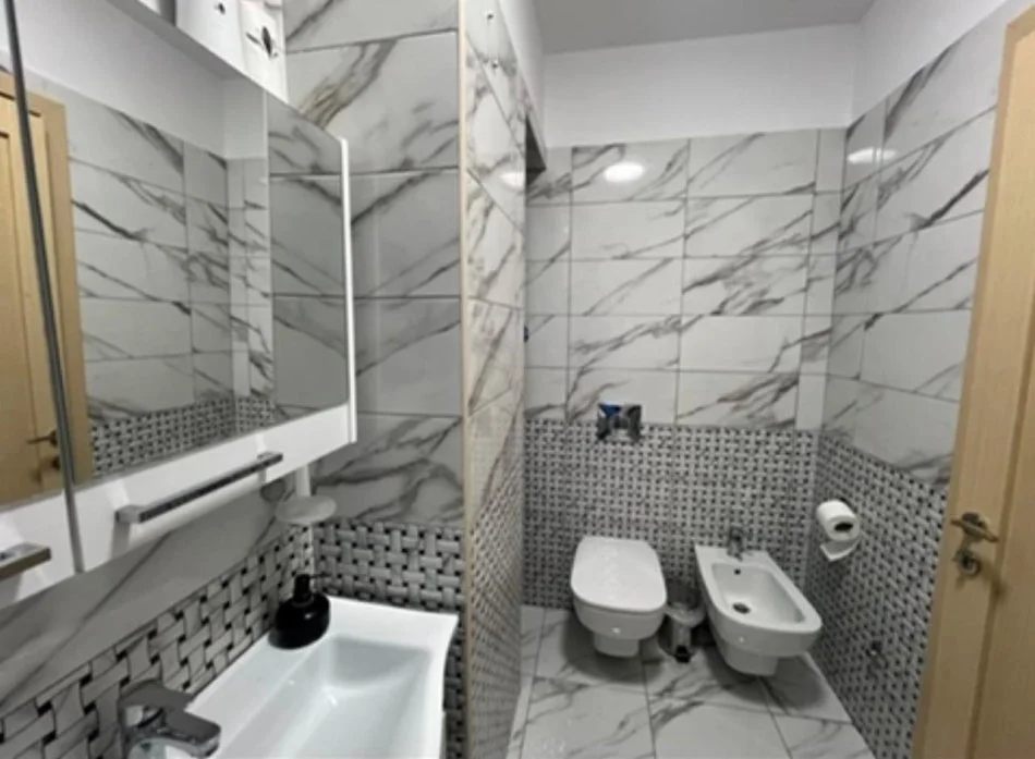 Tirane, jepet me qera apartament 2+1 Kati 2, 94 m² 750 € (Kopshti botanik)