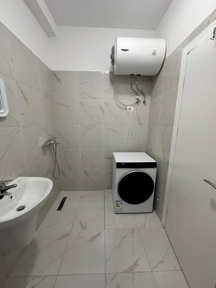 Tirane, jepet me qera apartament 1+1 Kati 6, 68 m² 500 € (Rruga e Kavajes, perball Birra Tirana — Pallati Henke)
