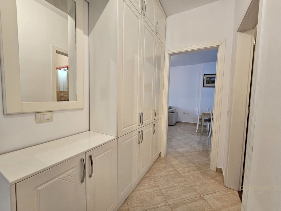 Tirane, jepet me qera apartament 2+1 Kati 8, 95 m² 480 € (Pallatet Cabej)