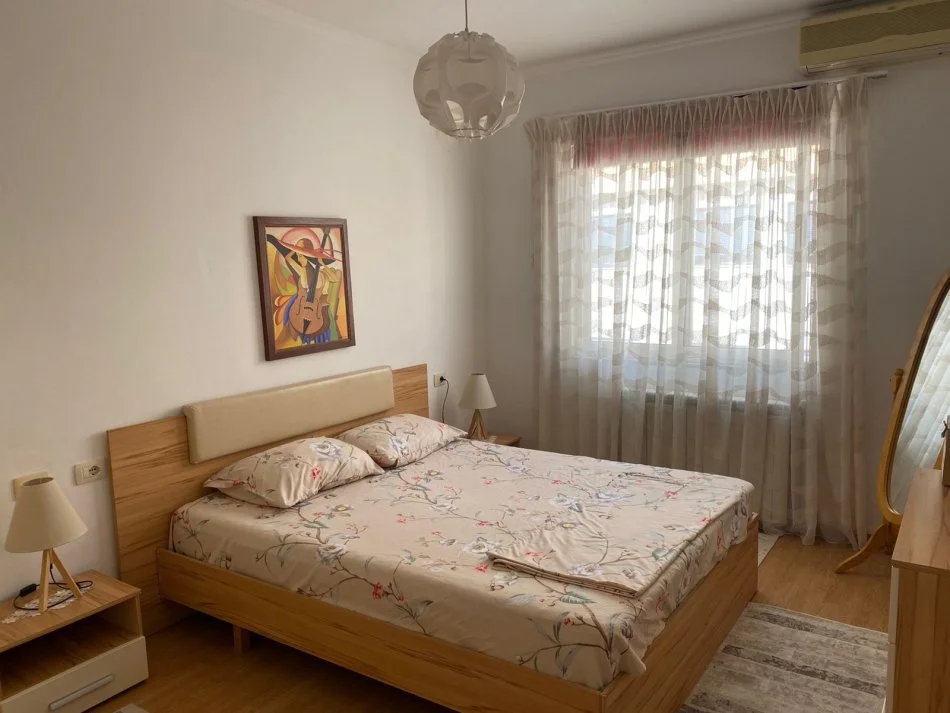 Tirane, jepet me qera apartament 2+1+Ballkon Kati 3, 85 m² 600 € (Liqeni i Thate)
