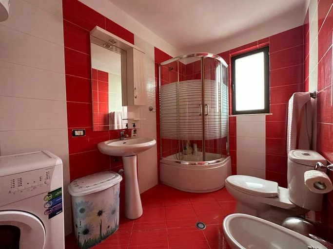 Tirane, jepet me qera apartament 1+1+Ballkon Kati 5, 65 m² 450 € (Rruga ''Xhanfize Keko")