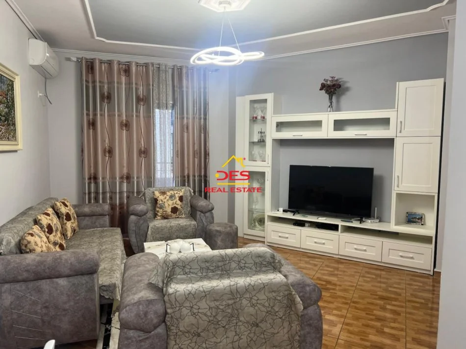 Vlore, jepet me qera apartament 2+1+Ballkon Kati 4, 90 m² 600 € (Rruga Sadik Zotaj)